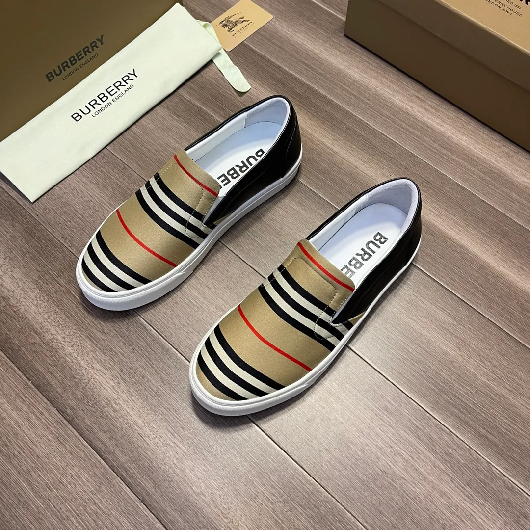 "BURBERRY" P340 [Original order·Version] Burberry: Top 🔝Purchasing agent🔍🔍The latest men's counter is on sale simultaneously, the original version imported from Italy🔝·Nappa calfskin·Brand totem cloth· Highlighting the (high-end, extravagance, class) travel, home, and best choice" exquisite workmanship (Imported water-dyed leather lining from Italy 🇮🇹), sole: original sole provided by the original factory, ⚠️exclusive double-layer Dynamic · TPU · rubber · two-color molded outsole; super comfortable · wear-resistant · non-slip · environmentally friendly 🌳🌳🌳, the real thing is more beautiful 🎬The real thing is more beautiful 🔍🔍 (high quality · follow the order) You can enter and exit the counter at will: Size: 38·39·40·41·42·43·44·(🎉Customized 45) Welcome to order...☕️